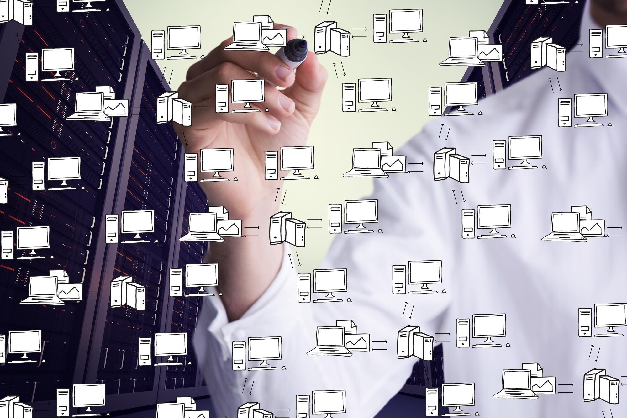 Środkowa sekcja biznesmena piszącego z markerem przeciwko cloud computing doodle