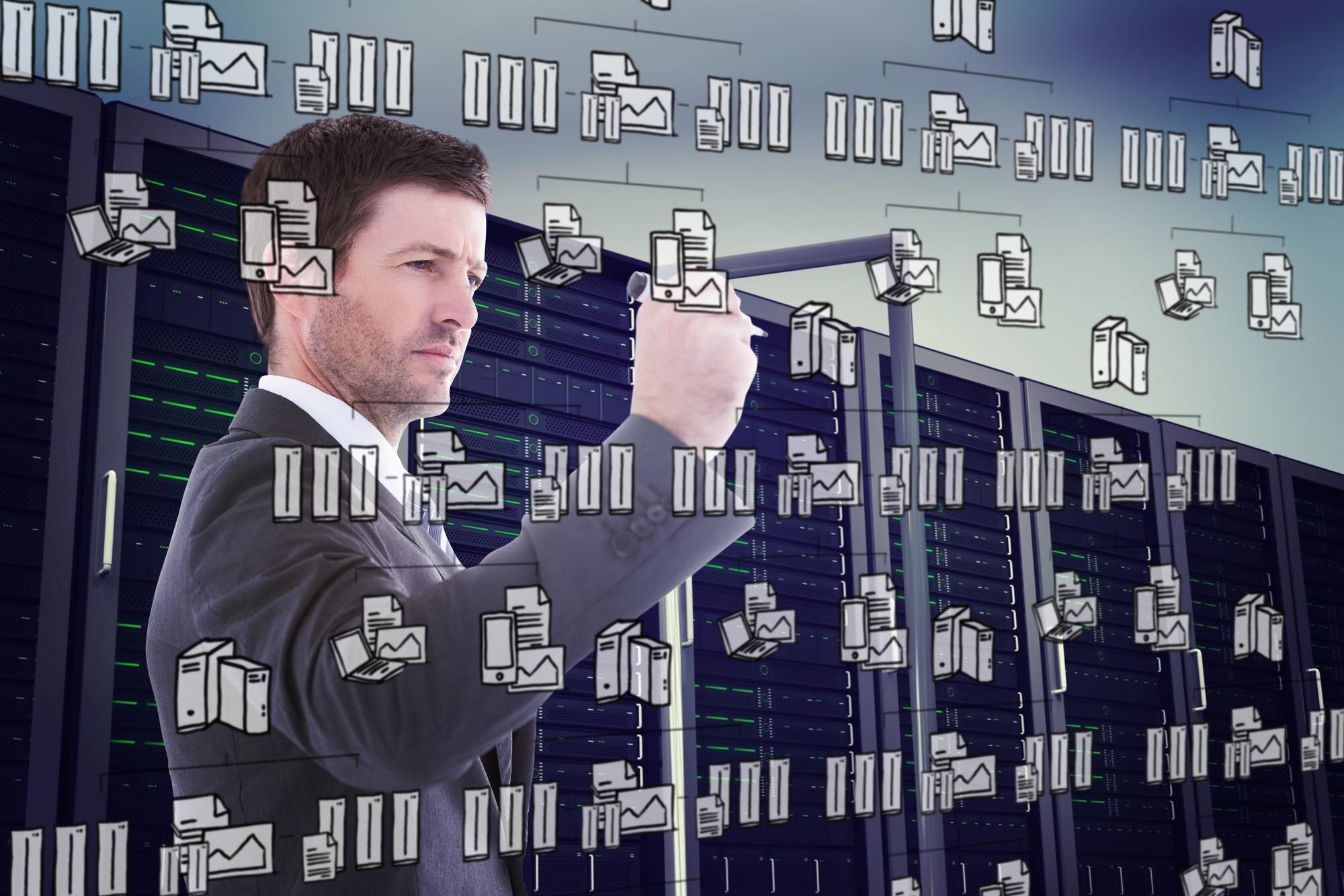 Poważny biznesmen trzymający znacznik i piszący przeciwko doodle cloud computing