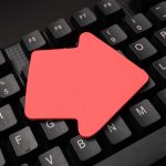 Kolorowa naklejka leżąca na czarnej klawiaturze Ważne informacje zapisane na papierze Obraz z przyborami szkolnymi Wiele Assorted Collection Office Stationery