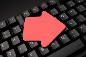 Kolorowa naklejka leżąca na czarnej klawiaturze Ważne informacje zapisane na papierze Obraz z przyborami szkolnymi Wiele Assorted Collection Office Stationery