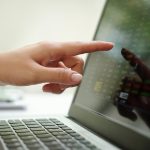 Analiza danych finansowych na nowoczesnym ekranie laptopa