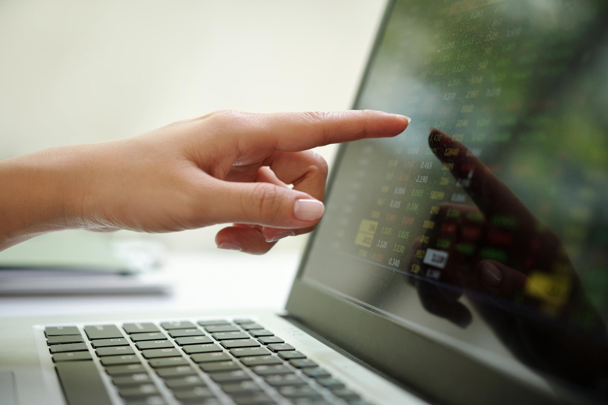 Analiza danych finansowych na nowoczesnym ekranie laptopa