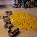 W kuchni ozdobionej na Boże Narodzenie przygotowywane są ciasteczka imbirowe