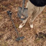 Stare kulki i moneta Człowiek jest z wykrywaczem metali w polu