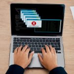 Błąd w biurze i ręce wpisując na laptopie pracującym nad tworzeniem lub projektowaniem stron internetowych z pomyłką Usterka technologiczna i typ osoby na komputerze do projektu technicznego w internecie w miejscu pracy