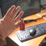 Zamek z komputerem Bezpieczeństwo cybernetyczne i ochrona danych cyfrowych