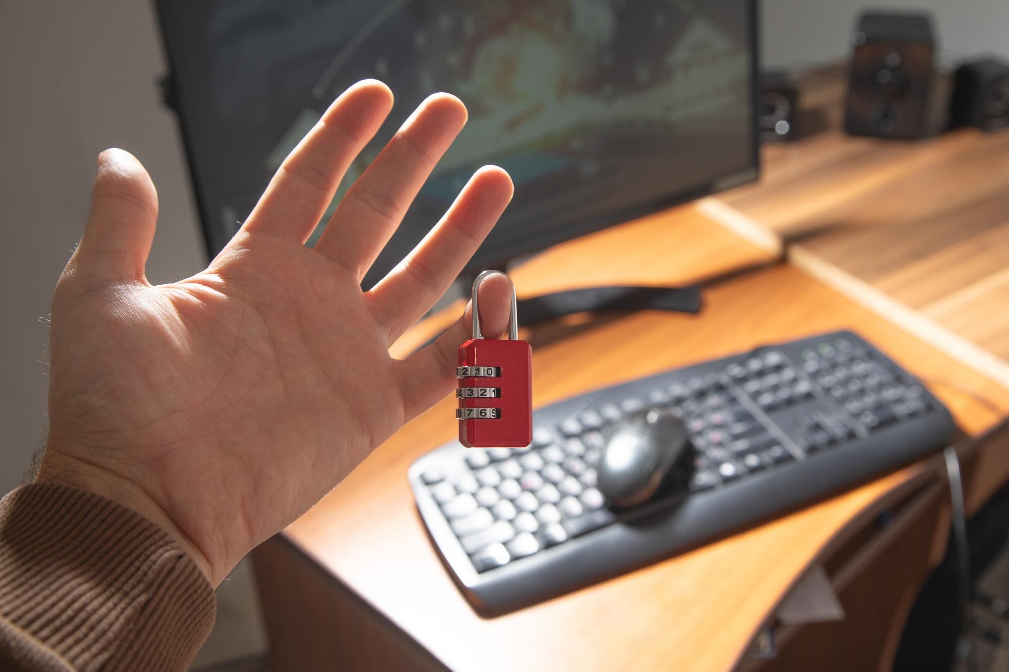 Zamek z komputerem Bezpieczeństwo cybernetyczne i ochrona danych cyfrowych