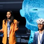 Dyrektor generalny firmy IT rozmawia na wystawie AI, dzieląc się wglądami w przemysł implantów neuronowych