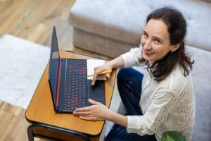 Jaki laptop do pracy zdalnej wybrać? Parametry i polecane modele