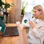 Zaangażowanie w wirtualne spotkania podkreśla wnikliwą prezentację danych w biurze domowym