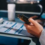 Mężczyźni i kobiety lekarze mają spotkanie w szpitalnym pokoju