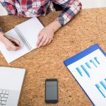 Widok z góry pisma kobiety