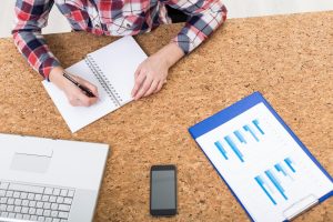 Widok z góry pisma kobiety