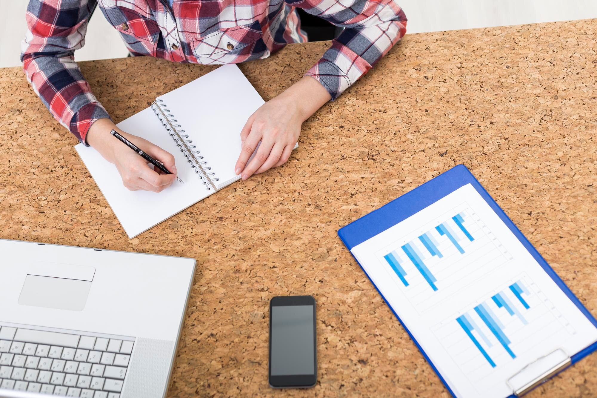 Widok z góry pisma kobiety