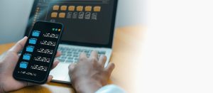 Czym są platformy Low-Code i jak przyspieszają tworzenie aplikacji?