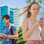 Aplikacja mobilna do śledzenia kontaktów covid pandemiczny koronawirus aplikacja mobilna osób noszących maski na twarz