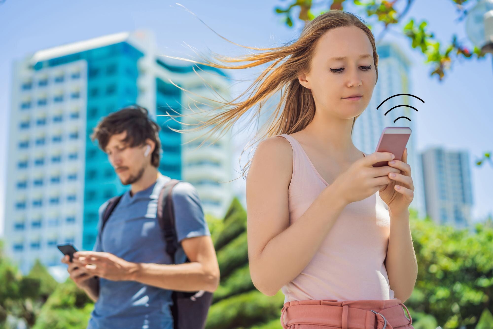 Aplikacja mobilna do śledzenia kontaktów covid pandemiczny koronawirus aplikacja mobilna osób noszących maski na twarz