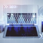 Wykres giełdowy i komputer z widokiem z góry na tle tabeli Wielokrotne narażenie Koncepcja analizy finansowej