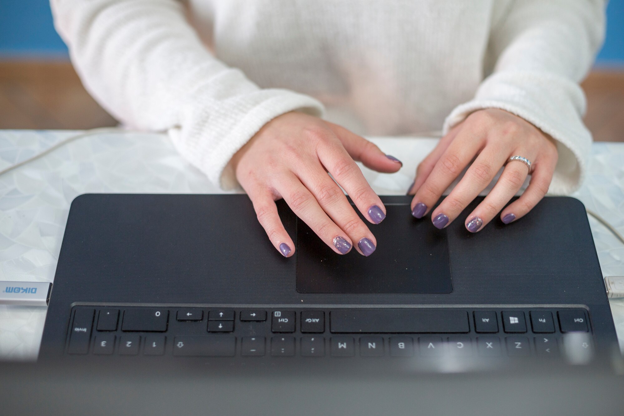 Brunetka blogerka pisze na laptopie