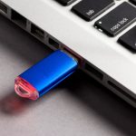 Dysk flash USB na klawiaturze komputera laptop