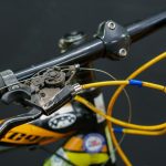 Kierownica roweru górskiego zbliżenie na czarnym tle w studio Naprawa rowerów wymiana klamek hamulcowych i systemów zmiany biegów