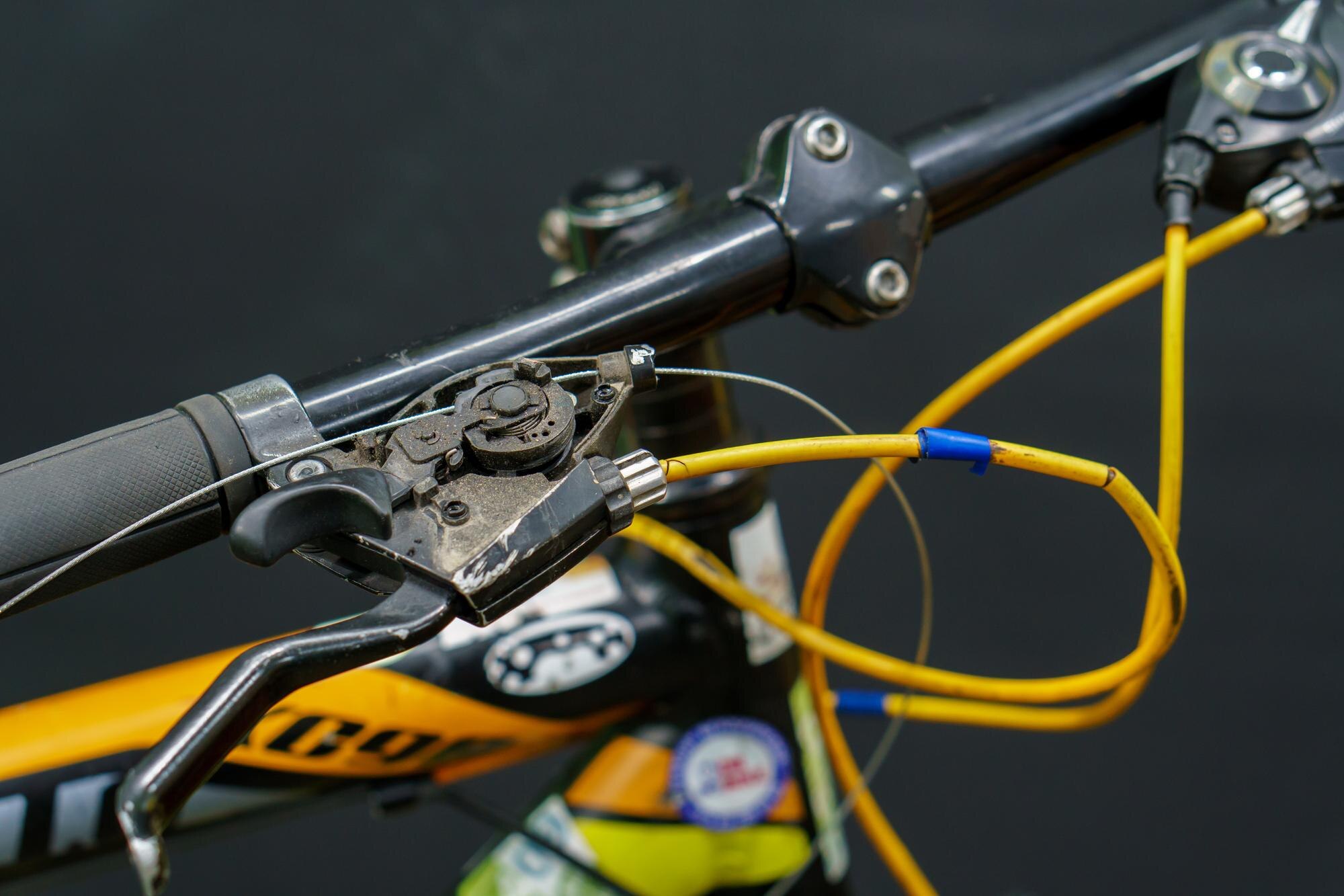 Kierownica roweru górskiego zbliżenie na czarnym tle w studio Naprawa rowerów wymiana klamek hamulcowych i systemów zmiany biegów