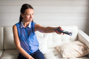 Pilot uniwersalny do telewizora – jak dobrać odpowiedni model do sprzętu?