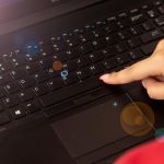 Kobieta klikająca na przycisk spacji