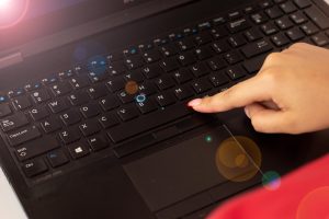 Kobieta klikająca na przycisk spacji