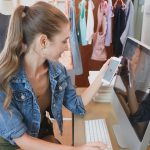 Kobieta odpowiada za pośrednictwem komputera na pytania klientów dotyczące sprzedaży online, dziewczyna robi interesy w swoim domu