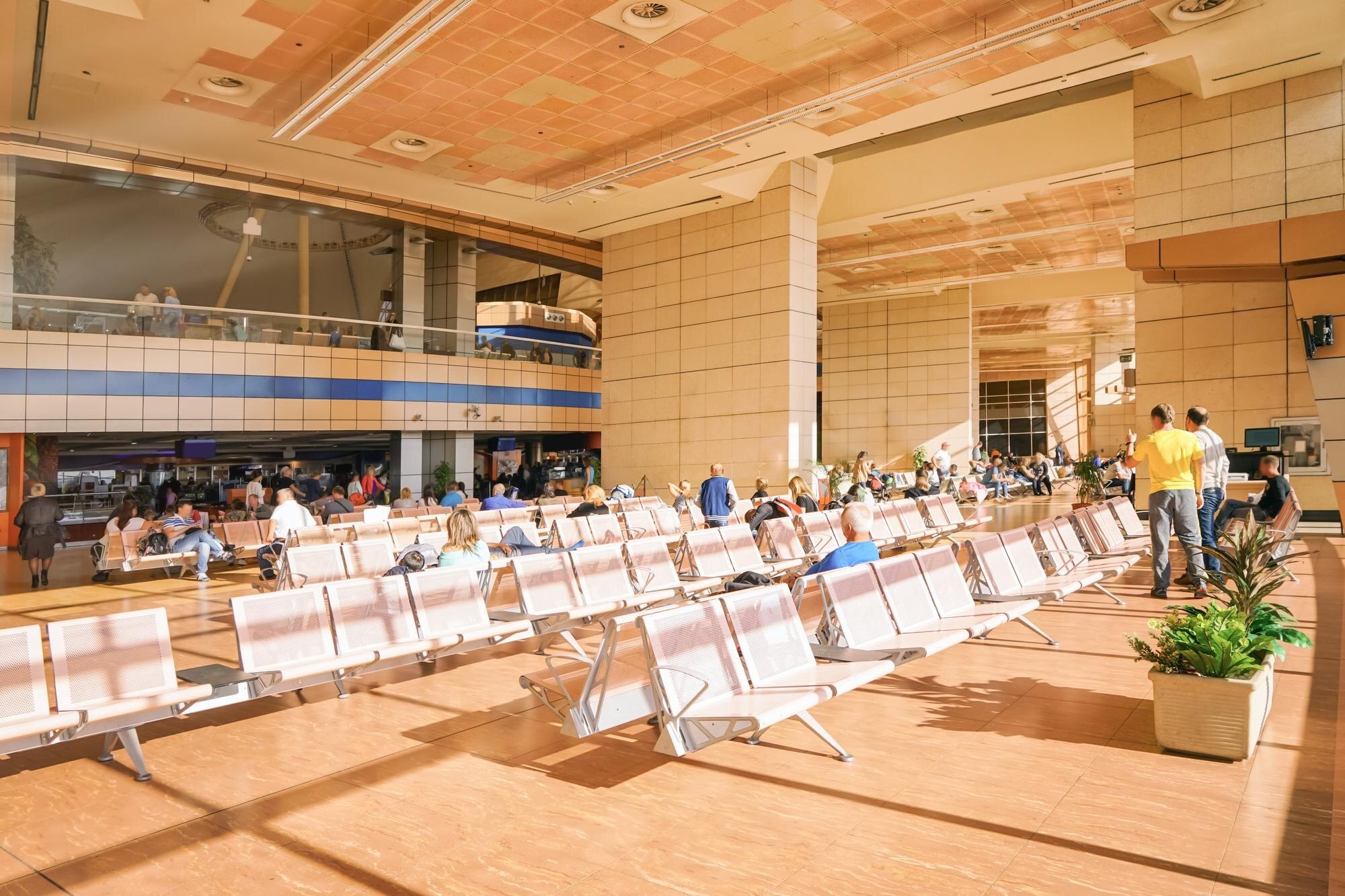 Sala oczekiwania na nowoczesnym lotnisku