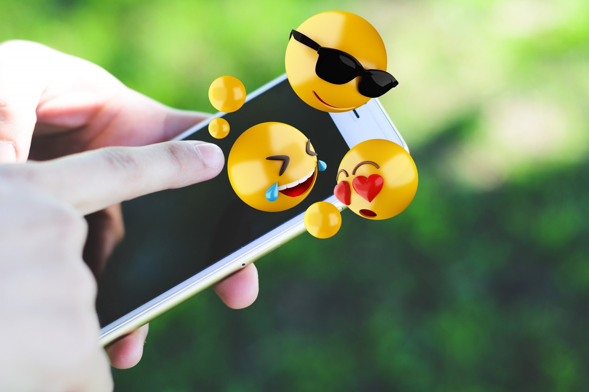 Kobieta używa smartphone wysyła emoji.