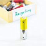 Bateria przed pudełkiem z zużytymi bateriami do recyklingu