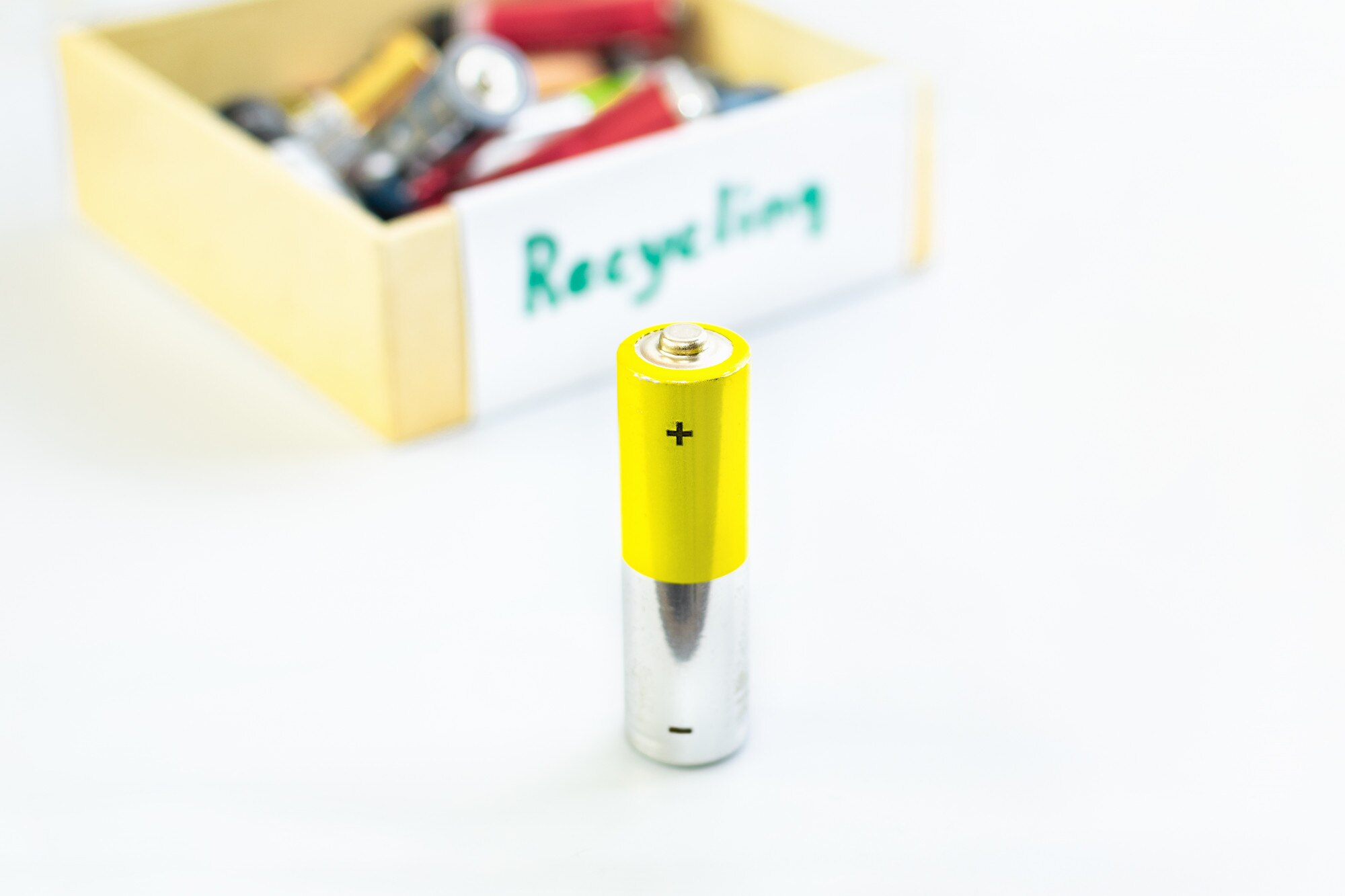 Bateria przed pudełkiem z zużytymi bateriami do recyklingu