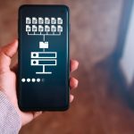 Ręka kobiety pokazująca pamięć serwera hosta danych na ekranie smartfona Ikona wymiany informacji