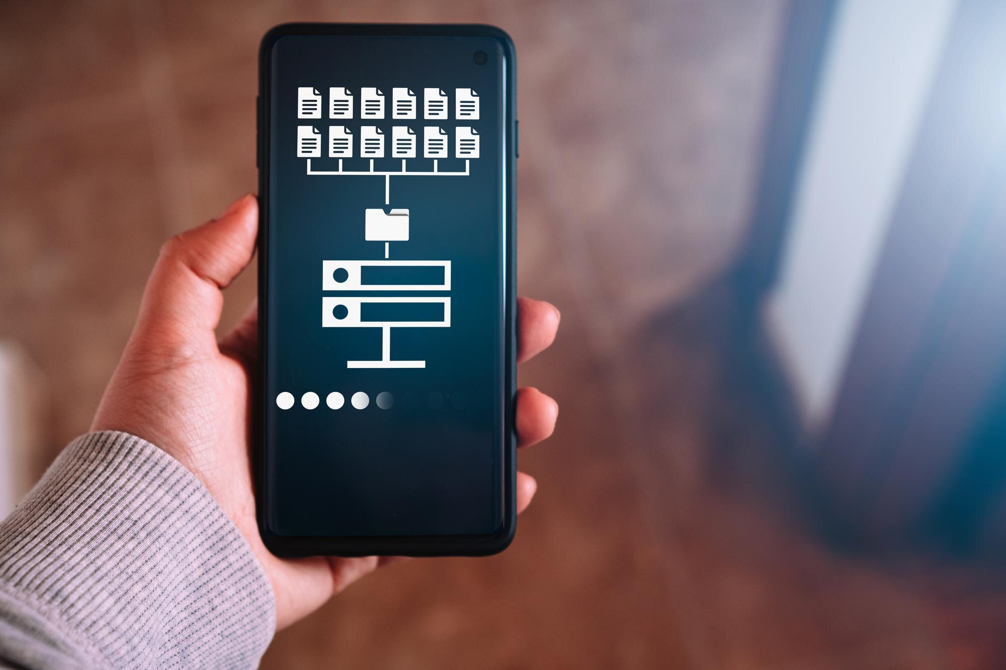 Ręka kobiety pokazująca pamięć serwera hosta danych na ekranie smartfona Ikona wymiany informacji