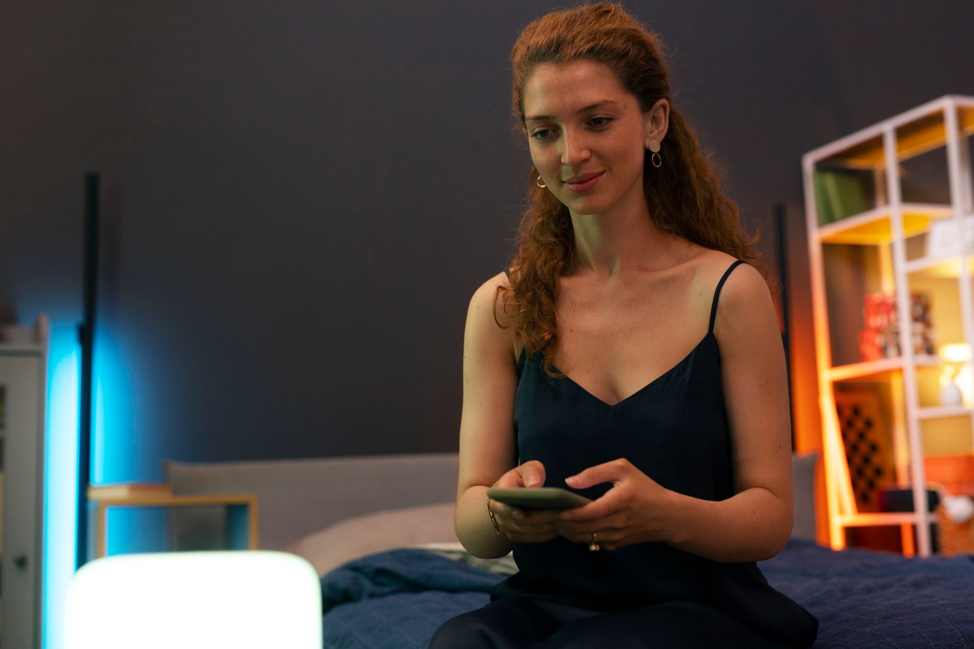 Średnio ujęcie kobiety spędzającej czas w domu