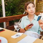 Kobieta płaci kartą kredytową po kolacji w kawiarni Nowoczesne technologie transakcyjne i banki