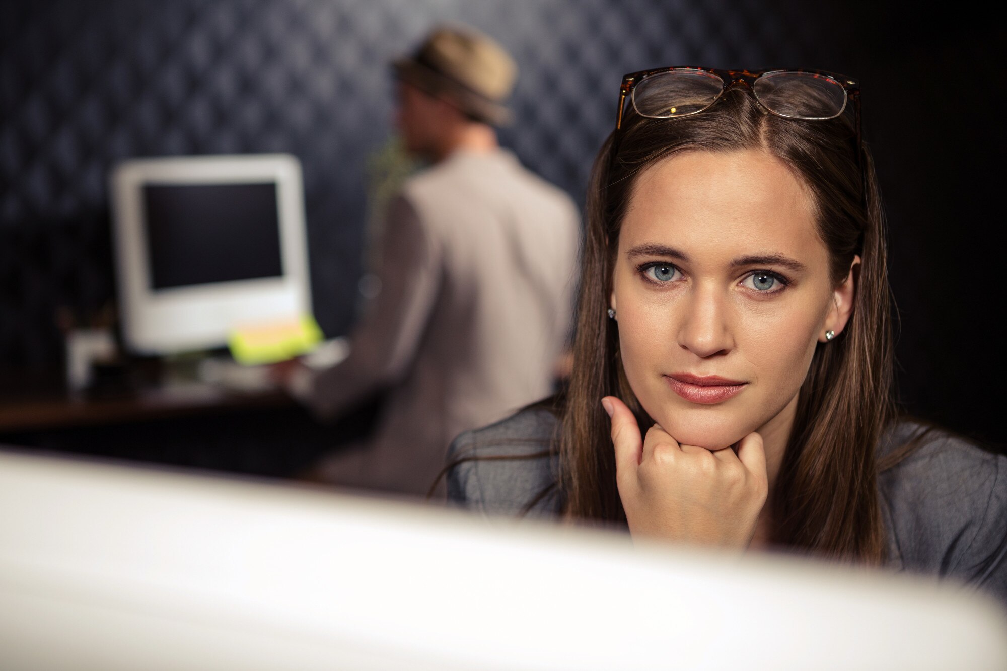 Kreatywnie bizneswoman używa komputer