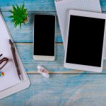 Rachunkowość pokazuje biznesowe i finansowe raportowych szkła z bezprzewodowym hełmofonem i cyfrową pastylką