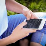 Kobieta trzyma smartphone z aplikacji kalendarza