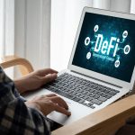 Zdecentralizowane finanse lub koncepcja DeFi na modnym ekranie komputera System defi daje nowy wybór inwestycji i oszczędności pieniędzy