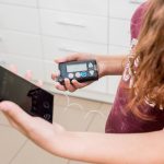 Urządzenie medyczne do sprawdzania poziomu glukozy. Kapsuła do ciągłego monitorowania glukozy. Nowoczesna technologia bezprzewodowa.
