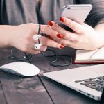 Młode kobiety pracuje z laptopem