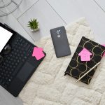 widok z góry Internetowa edukacja domowa lub praca. Domowa szkoła lub biuro z notatnikiem, długopisem