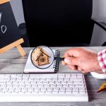 Biznesowy komputer stacjonarny z płaskim tabletem laptopa