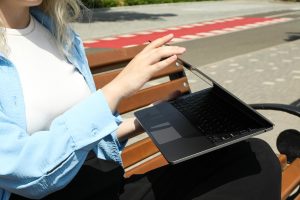 Tryb samolotowy w laptopie – jak go włączyć, wyłączyć i naprawić zablokowaną funkcję?