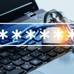 Kłódka i laptop z polem hasła. Pojęcia dotyczące prywatności informacji i bezpieczeństwa cybernetycznego