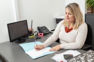 Księgowość dla firmy jednoosobowej – czy warto korzystać z usług biura rachunkowego?