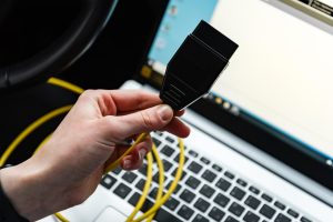 Ludzka diagnostyka samochodu przy użyciu urządzenia OBD i komputera